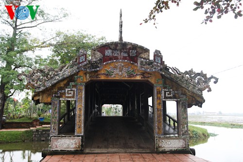 Thanh Toan tile-roofed bridge in Hue - ảnh 3